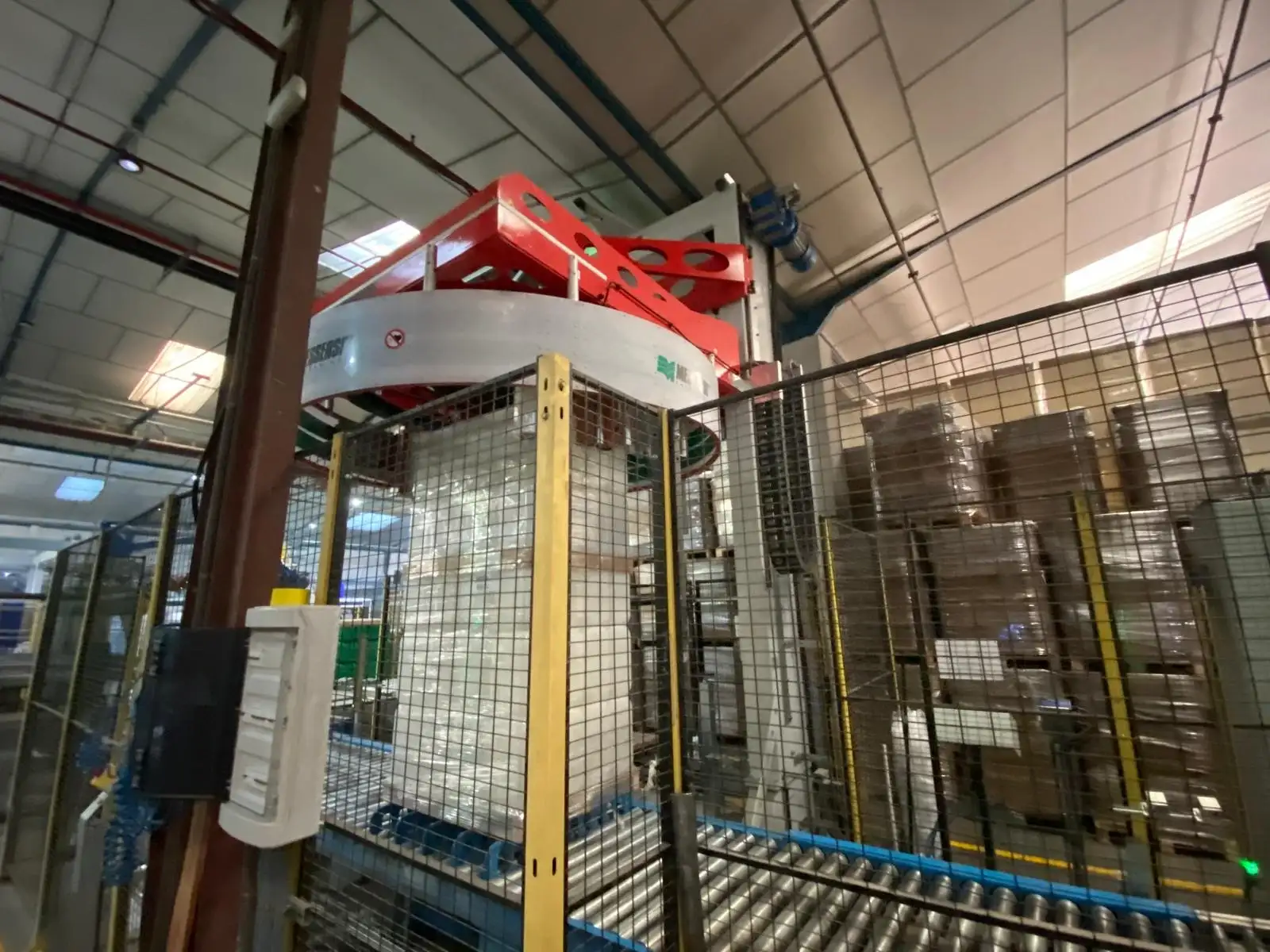 Envolvedora automática de anillo para palets instalada por Robotec Packing en la industria del envase