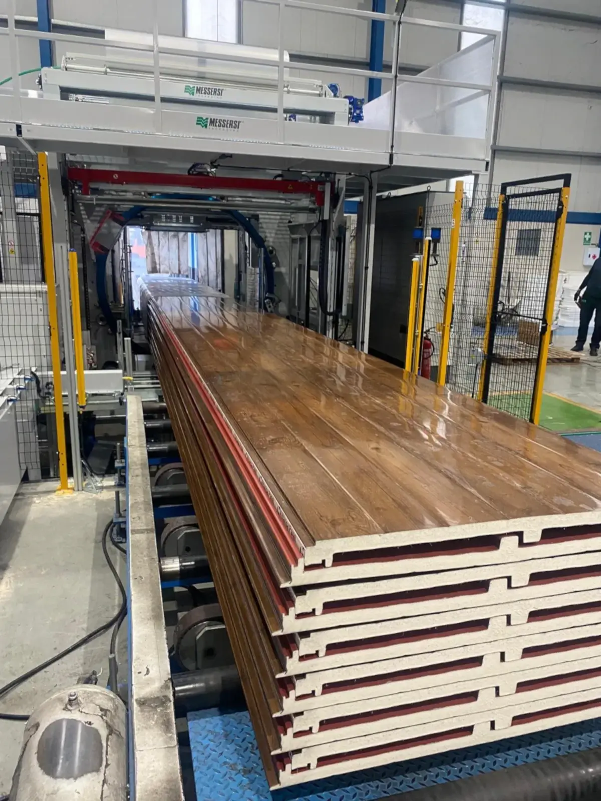 Linha automática ORBIT para embalagem de painéis sandwich durante a montagem