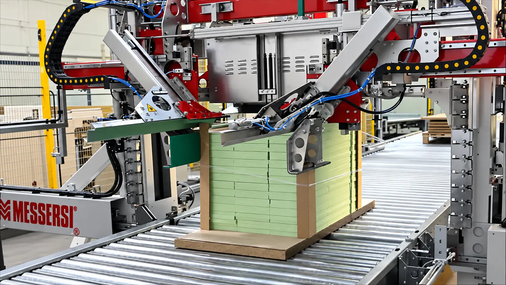 Flejadora horizontal automática aplicando fleje a una carga paletizada