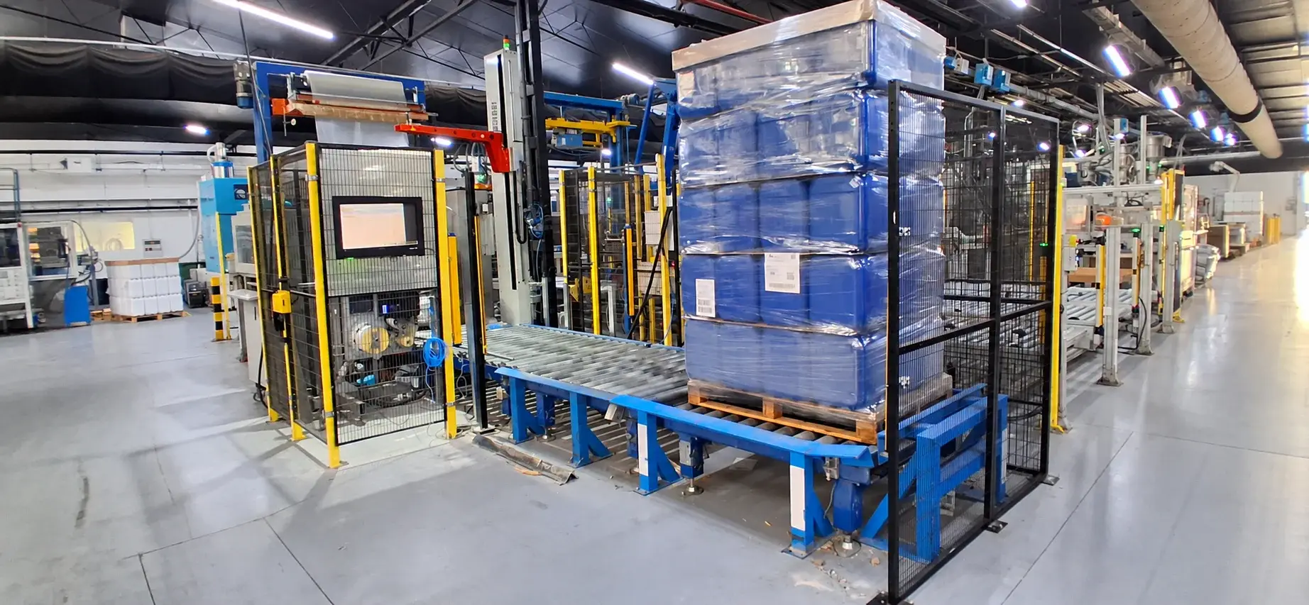 Vue générale de la ligne automatique d’emballage de palettes de contenants plastiques intégrée par Robotec Packing