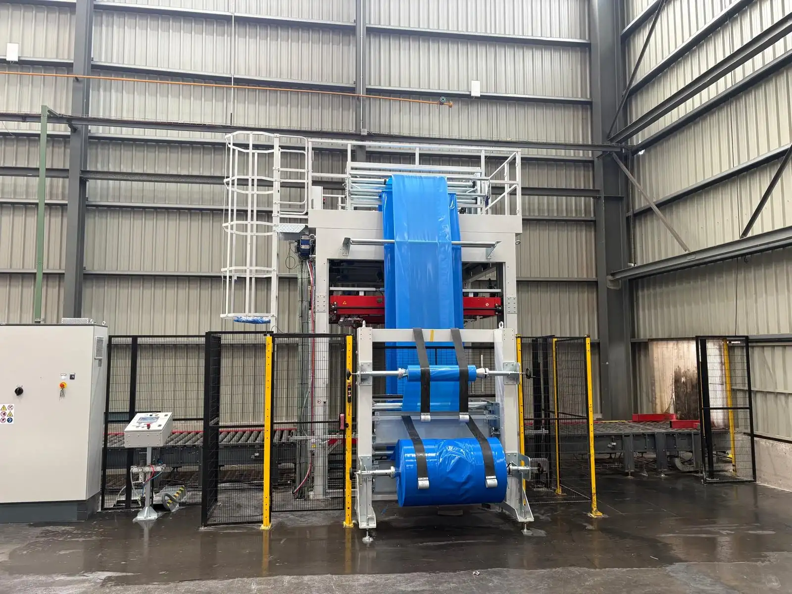 Línea de embalaje Stretch Hood instalada por Robotec Packing en Equipe Cerámicas