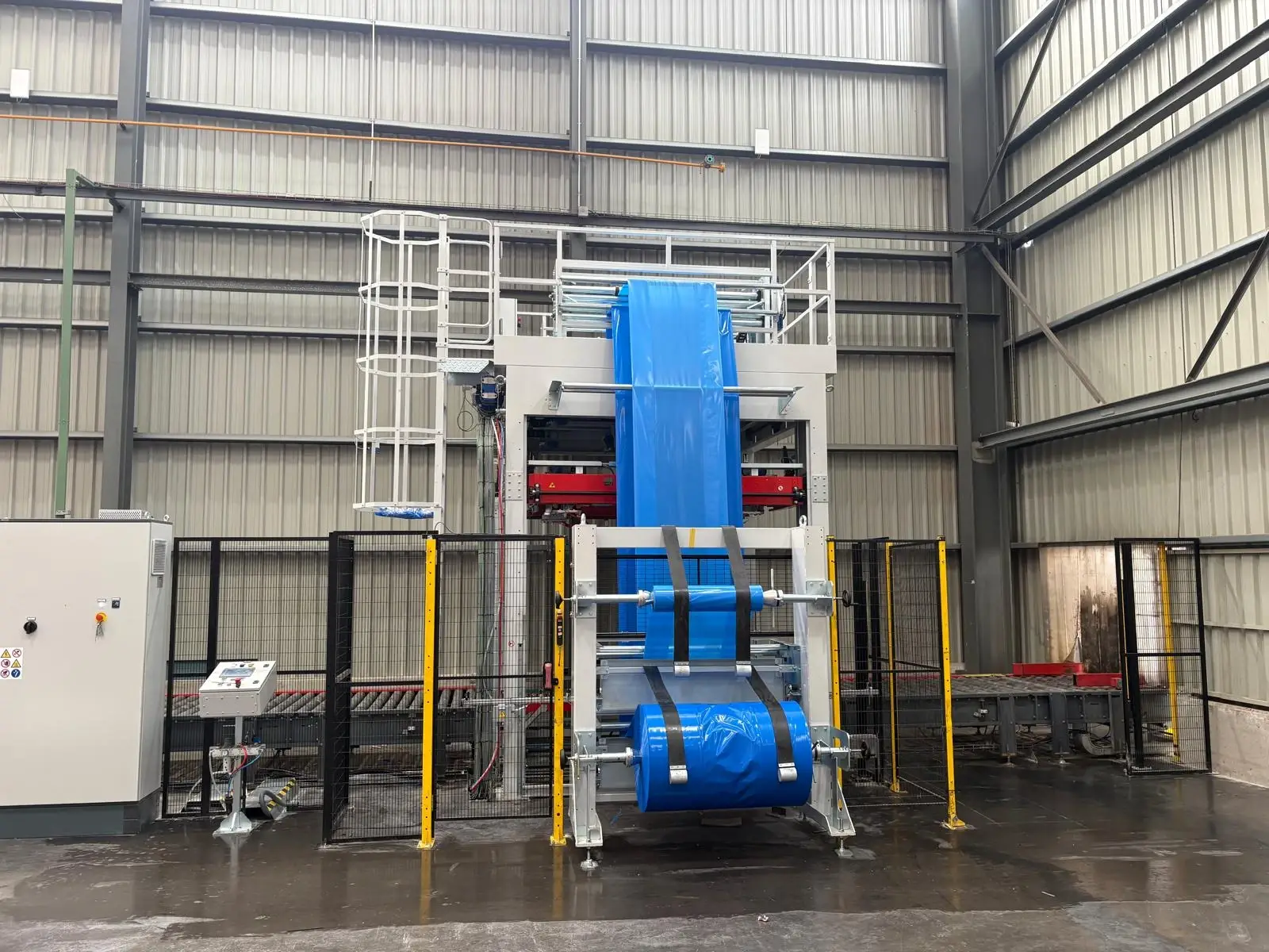 Línea de embalaje Stretch Hood instalada por Robotec Packing en Equipe Cerámicas