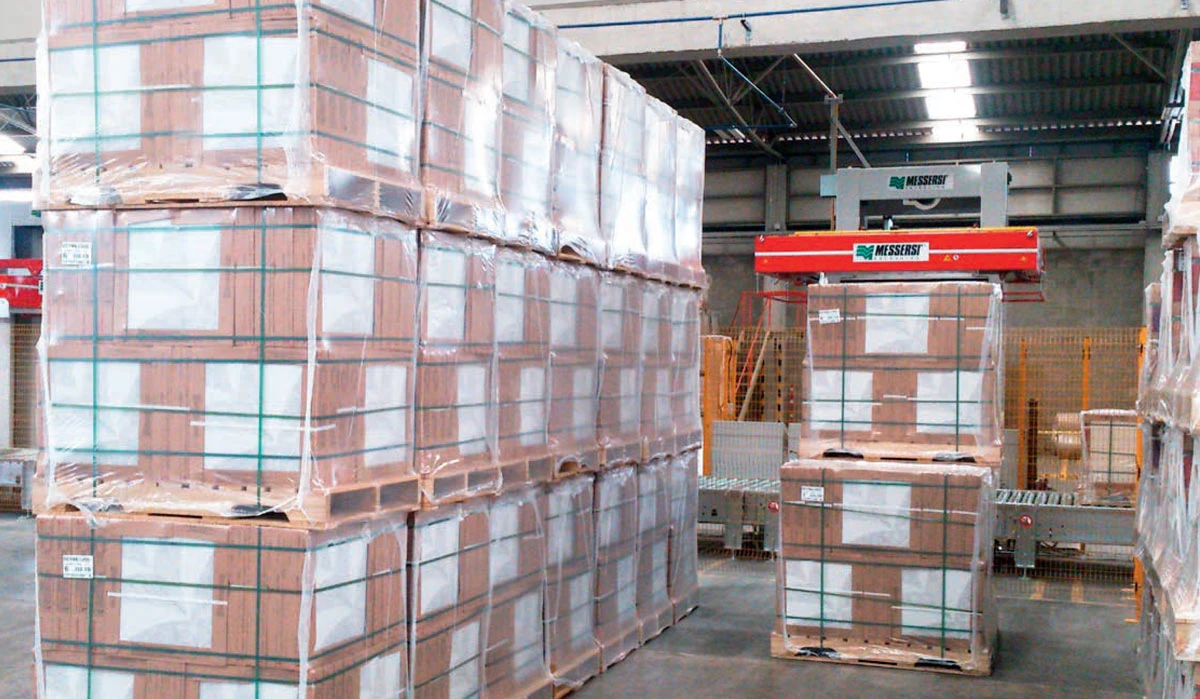 Pallets stabilised with horizontal and vertical strapping on an automatic line