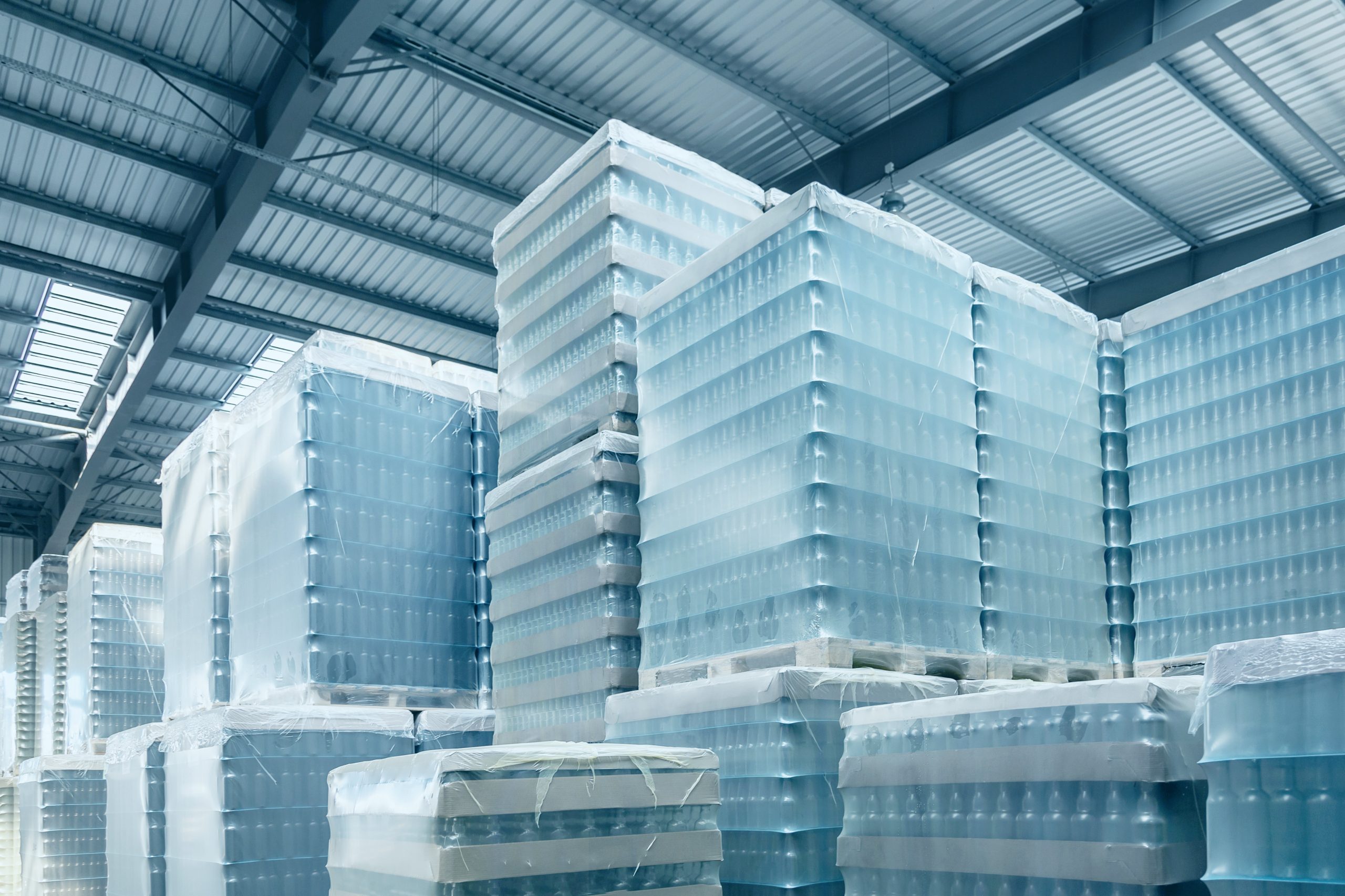 Mit Stretch-Hood-Folie geschützte Paletten in einem Industrielager